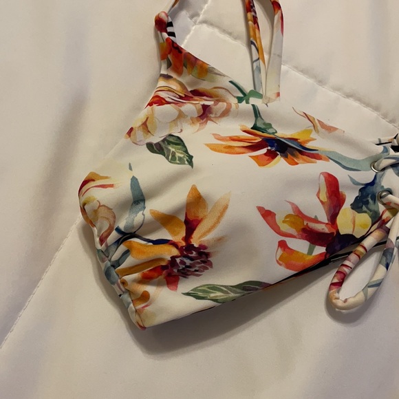 *SOLD*Front Tie Floral Swim Top ☀️🌸 - Picture 4 of 10